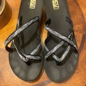Teva mush sz 10 Black and White Pattern Sandals wedge